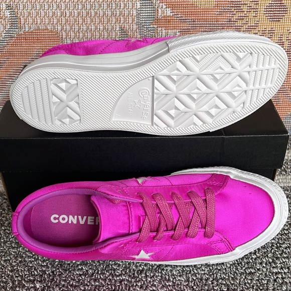 Converse WMNS 161197C
ONE STAR OX
HYPER MAGENTA/HYPER MAGENTA Sneakers - Picture 4 of 16